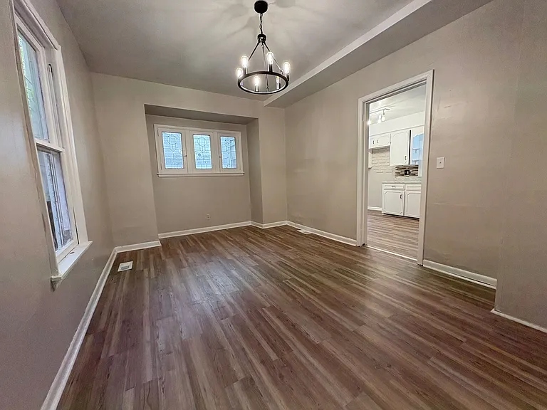 716 Clark St — Photo 3