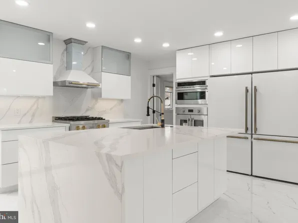 811 N Burghley Ave, Ventnor City, NJ 08406