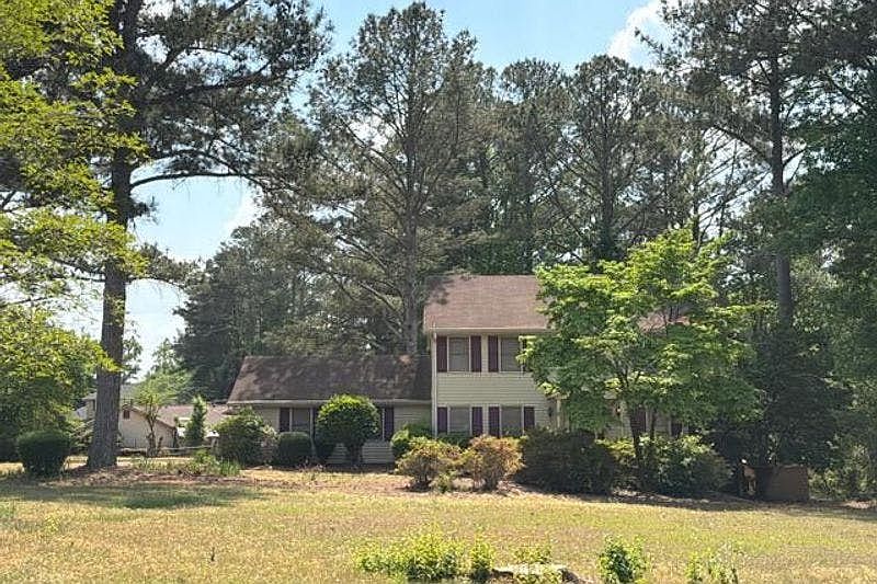 561 Clubhouse Dr SE