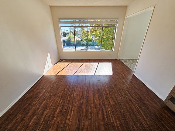 3rd image of 1013 Ocean Park Blvd