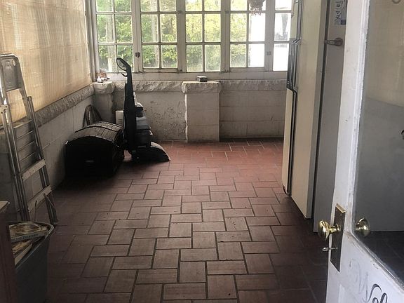 4th image of 817 W Cliff Dr