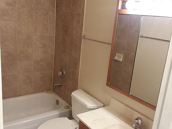 3rd image of 920 Westmoreland Dr APT 16