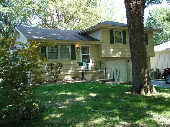 5th image of 405 NE Sharon Dr