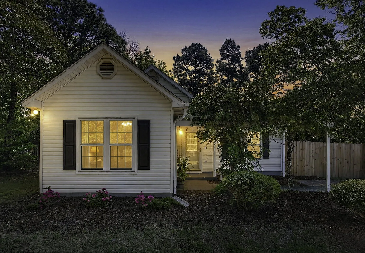 3 bed, 2.0 bath, 1250 sqft, $1,650 — Photo 1