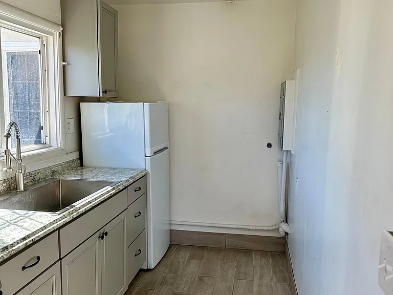 668 N 3rd St #B — Photo 4