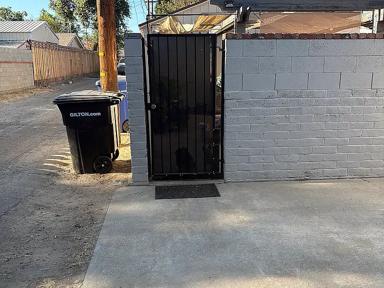 321 Las Palmas Ave #B — Photo 4