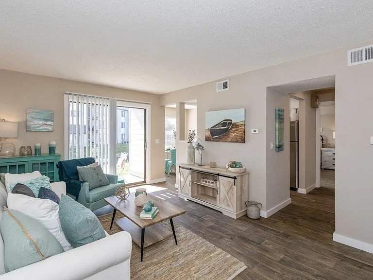 Lakeside Crossing at Eagle Creek Apartments and Townhomes — Photo 6