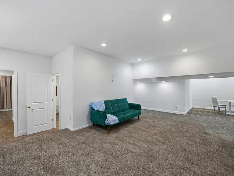 8575 Torwoodlee Ct — Photo 35