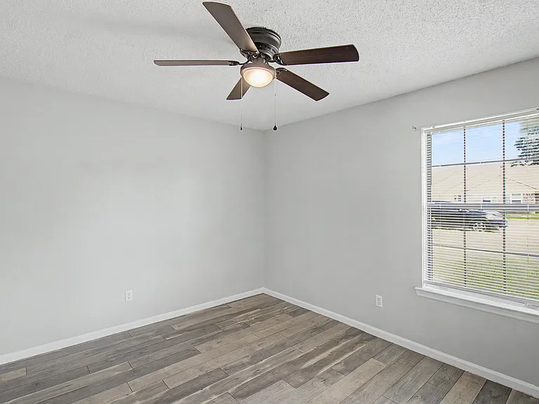 703 Woods Ct — Photo 14