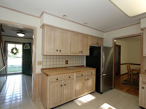 5th image of 813 Windsor St