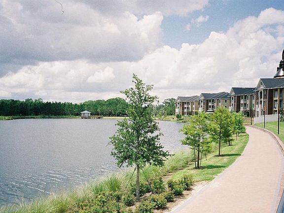 Walk way to Plantation Amenities