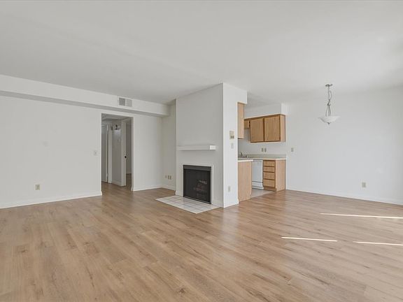 4th image of 15120 Magnolia Blvd