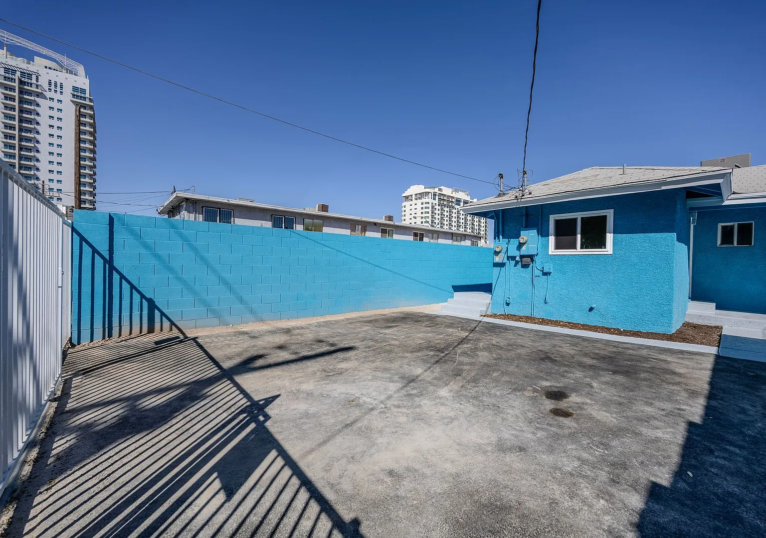 Massive 1,000 SQ FT Arts District Retreat | Utilities Included | Quiet Single-Level Living — Photo 4