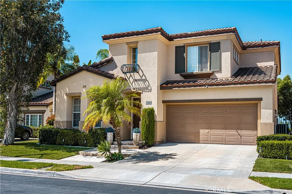 3 bed, 2.5 bath, 2679 sqft, $6,100 — Photo 2