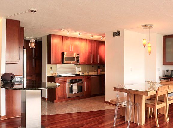 3rd image of 330 W Diversey Pkwy APT 607A