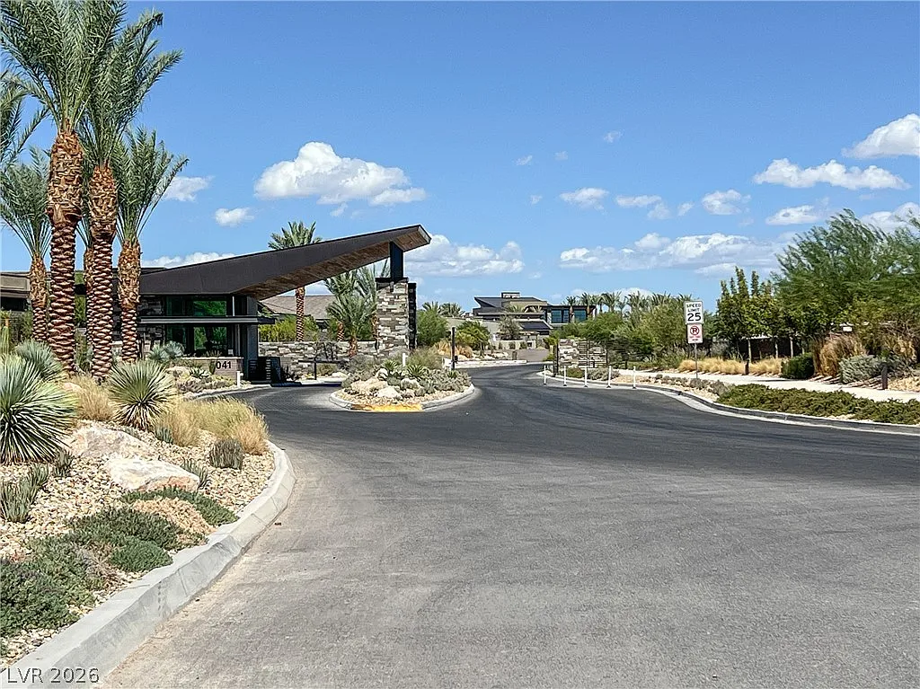 5 bed, 5.5 bath, 4758 sqft, $9,500 — Photo 2