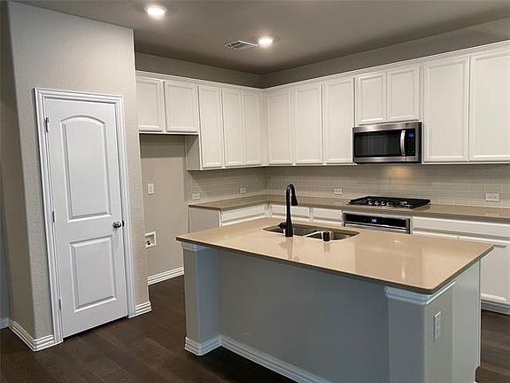 4th image of 2121 Miramar Dr