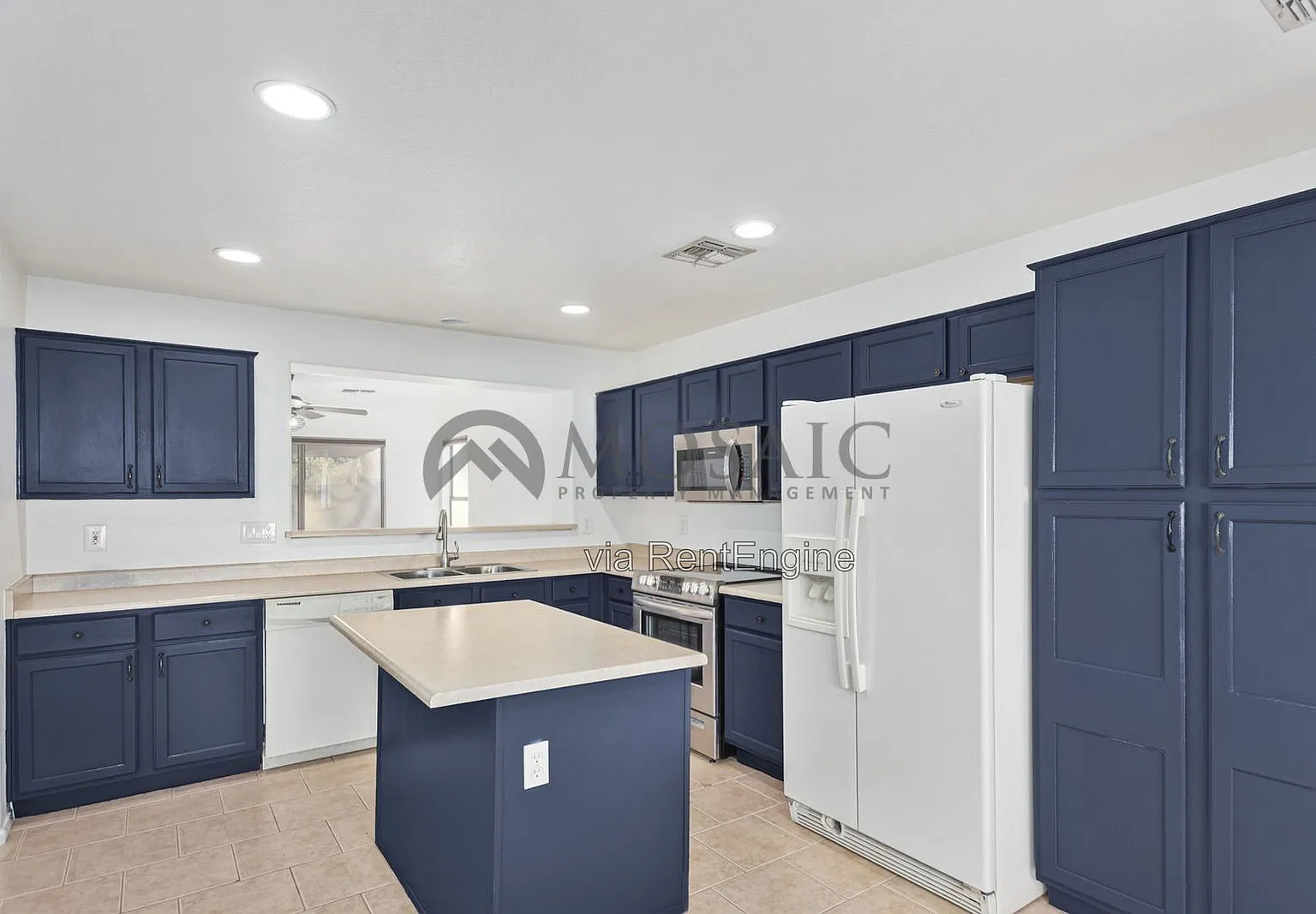 3 bed, 2.0 bath, 1409 sqft, $1,875 — Photo 3