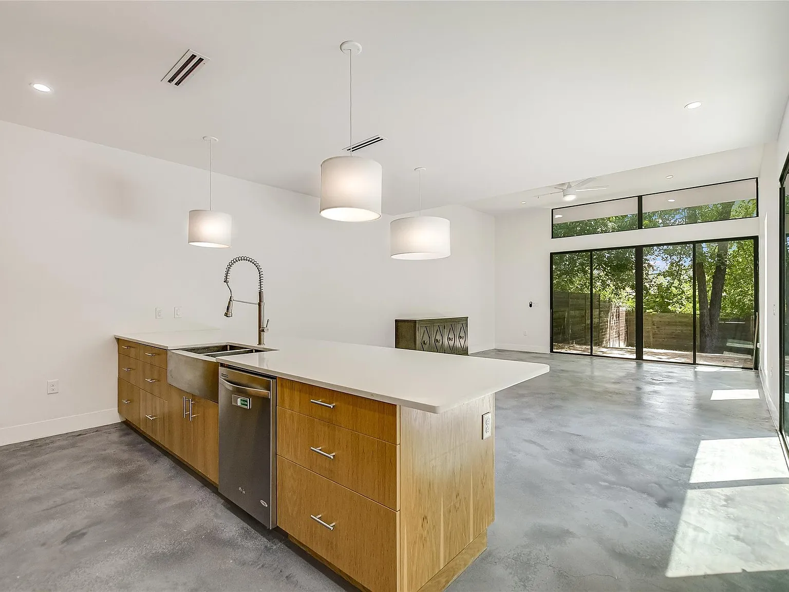 3 bed, 3.0 bath, 1768 sqft, $4,200 — Photo 3