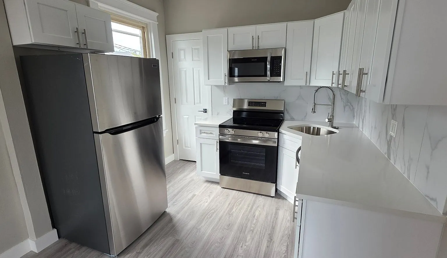 4 King Ave — Photo 2