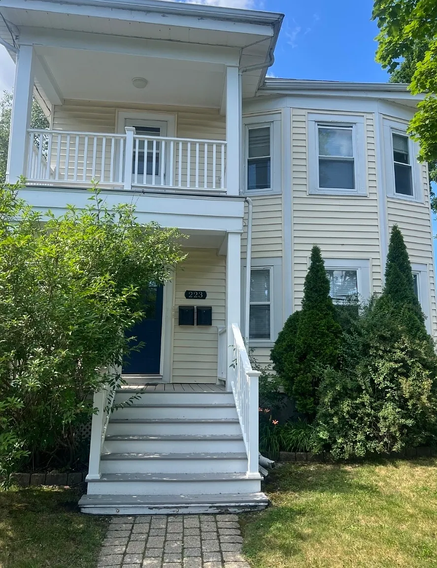 2 bed, 881 sqft, $2,400 — Photo 1