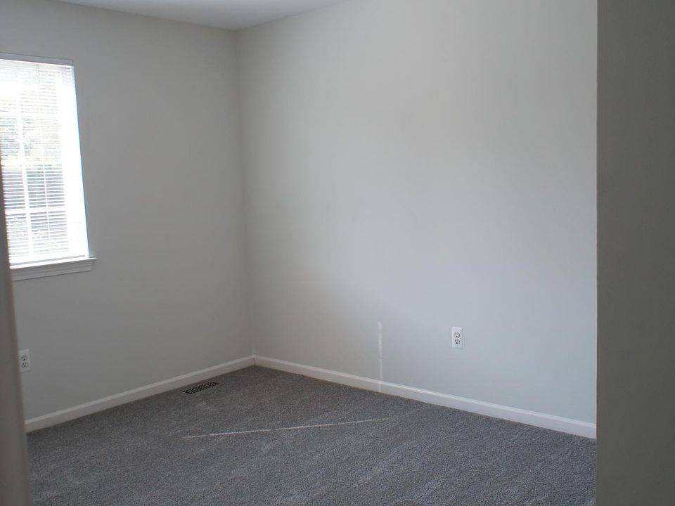 686 Eleven Mile Rd, photo 11