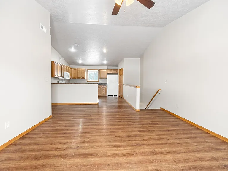 305 E 5th St #UPPER — Photo 5