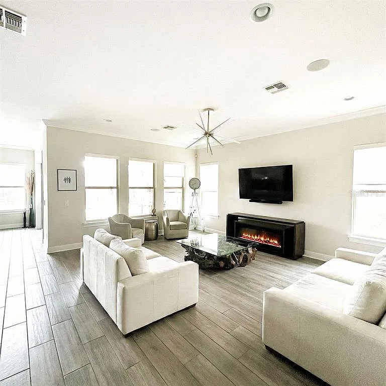 5 bed, 5.5 bath, 4972 sqft, $6,800 — Photo 3