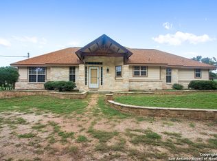 925 Eagle Creek Dr, Floresville, TX 78114
