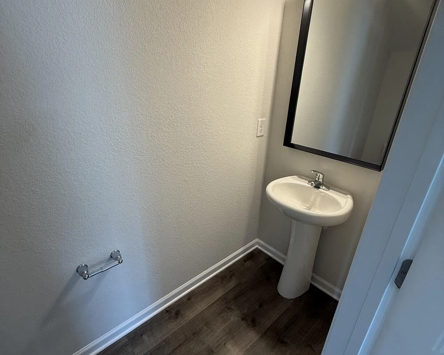 3 bed, 2.5 bath, 1447 sqft, $1,550 — Photo 3