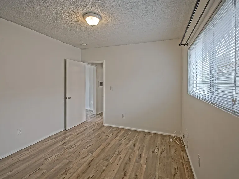 2307 Carnegie Ln — Photo 20