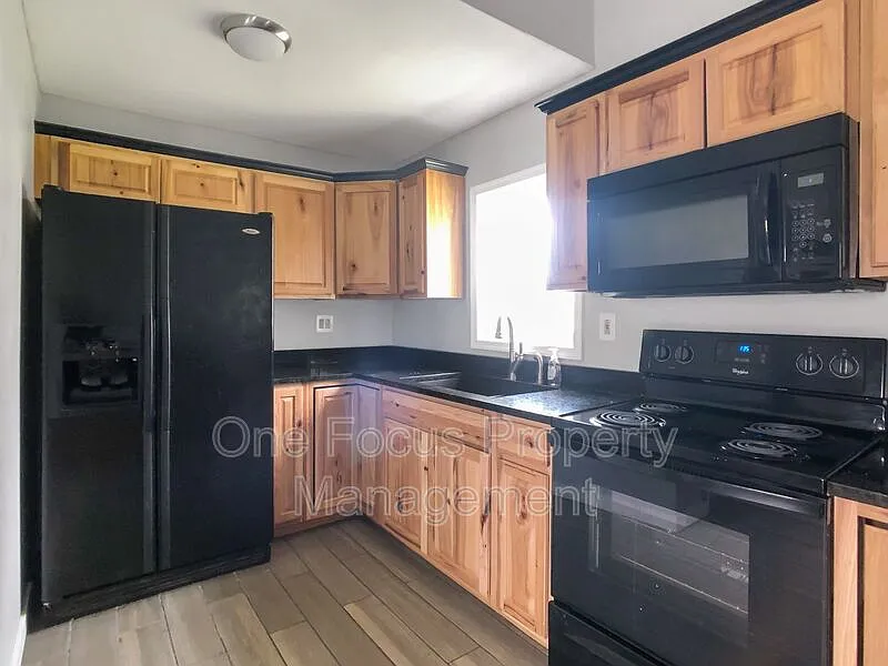2 bed, 1.0 bath, $995 — Photo 1