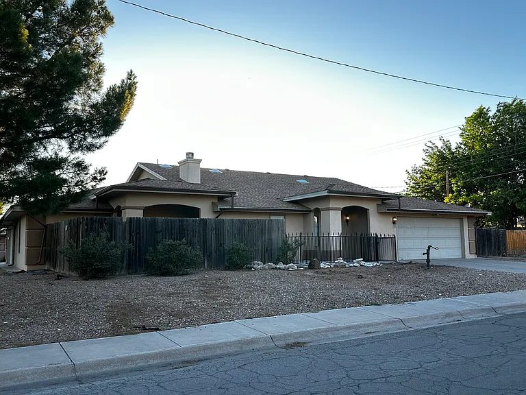 327 E Mescalero Rd — Photo 2