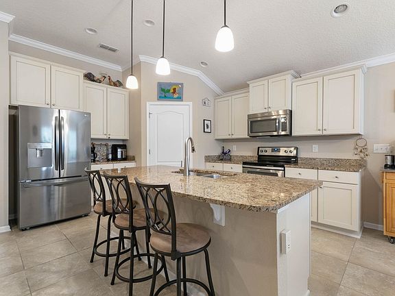 4th image of 67 Ferris Dr