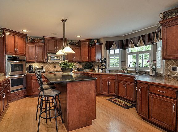 4th image of 12816 Barrow Ln