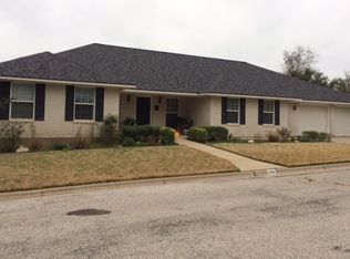 110 Suffolk Ln, Hallettsville, TX 77964