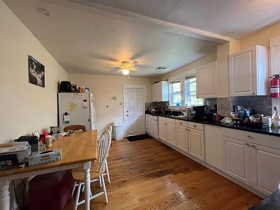 2nd image of 119 Albion St #2A