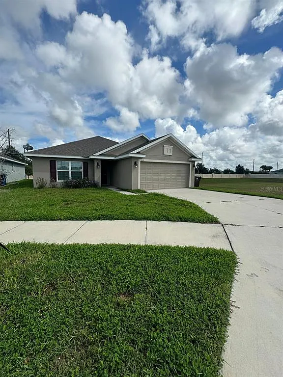3 bed, 2.0 bath, 1975 sqft, $2,040 — Photo 1