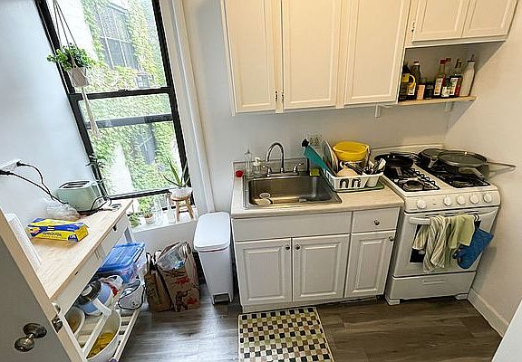 5th image of 211 W 21st St #3R