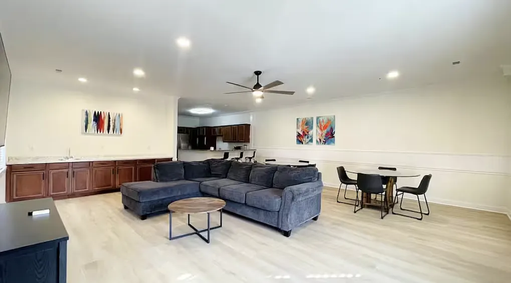 7 bed, 4400 sqft, $5,200 — Photo 3