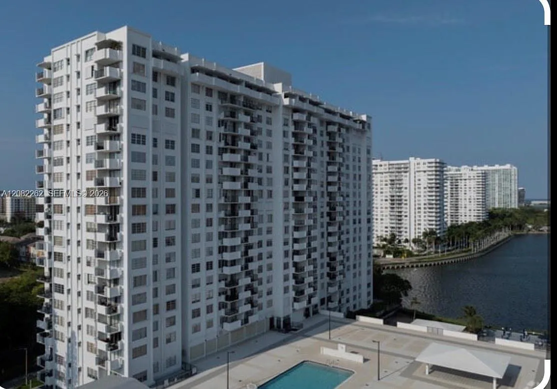 Commodore Plaza Condo — Photo 1