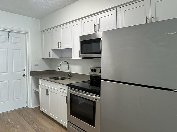 3rd image of 110 NE 19th Ave #11A
