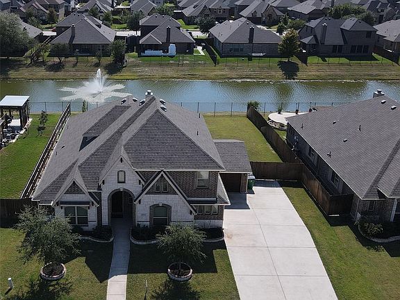 2nd image of 520 Stillwater Dr