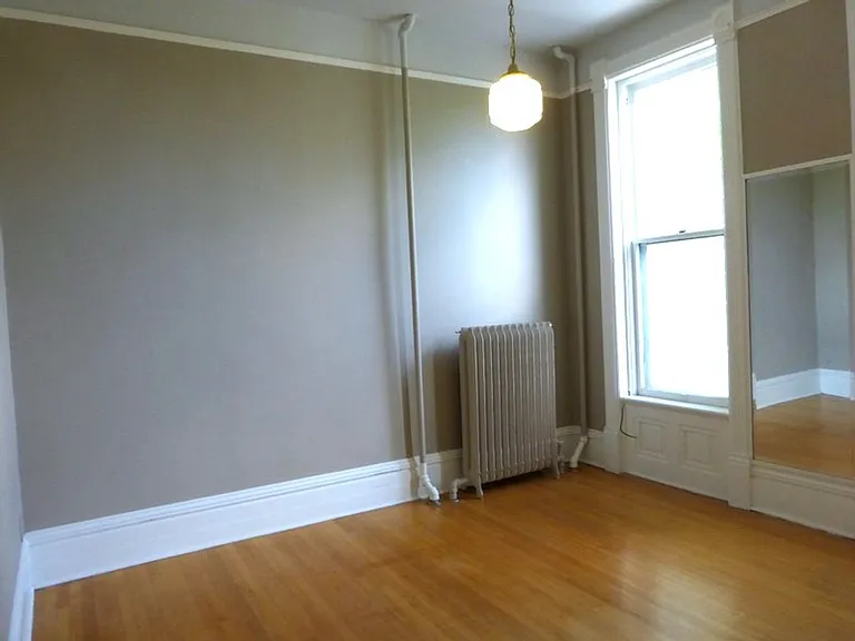 312 Clarke St — Photo 8