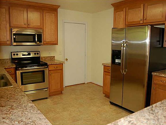 5th image of 860 Colleen Dr