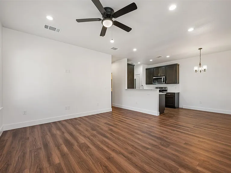 15407 Armstrong Ave — Photo 10