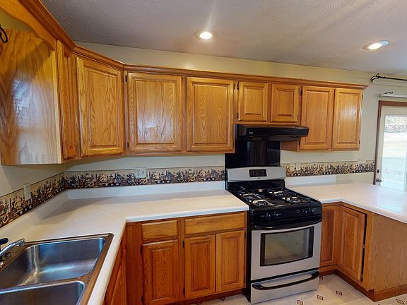 5th image of 688 Lincoln Dr