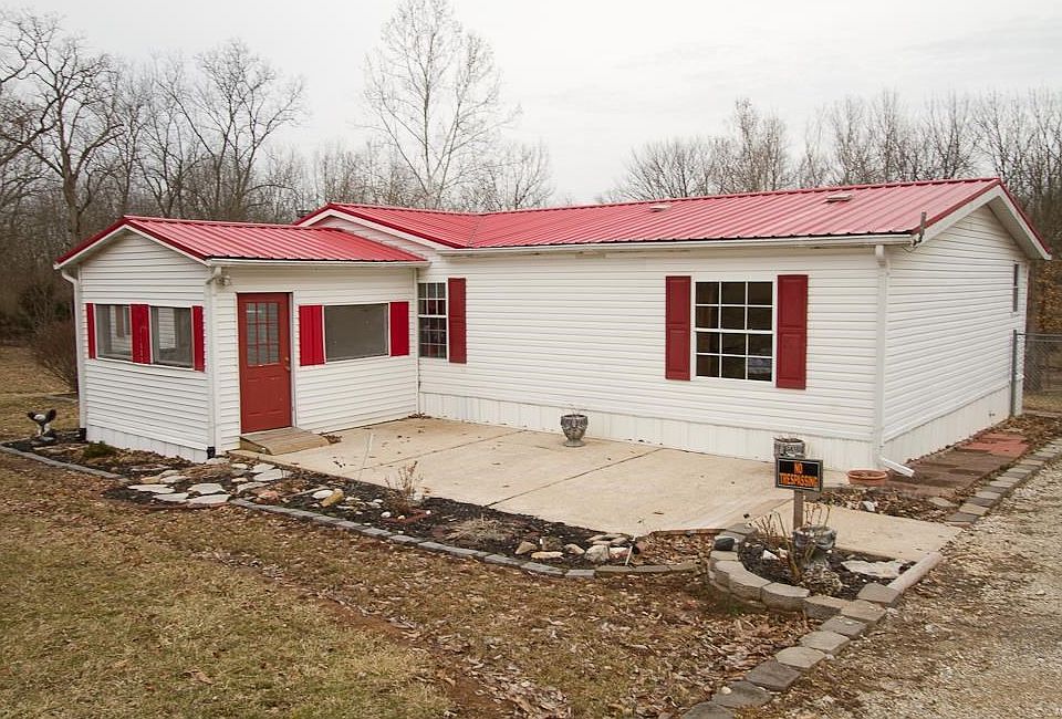 Front view of home, enter thru a screened in porch