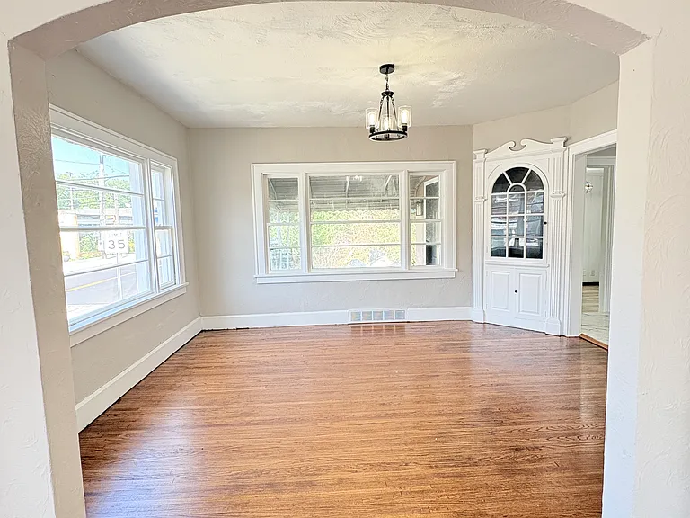 901 Woodsdale Ave — Photo 13