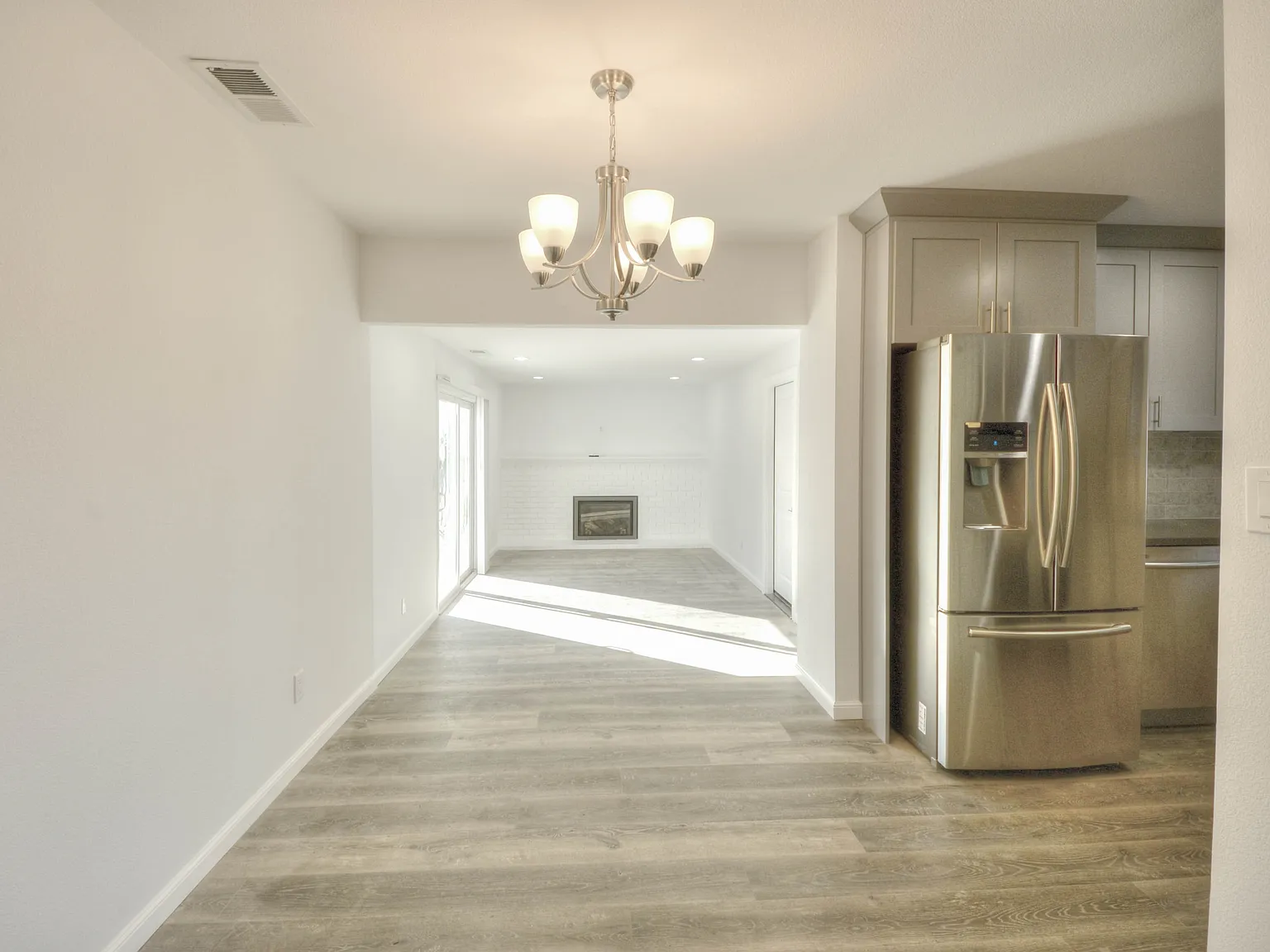 3 bed, 2.0 bath, 1207 sqft, $5,400 — Photo 4